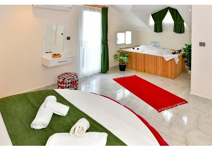 With Private Pool For 6 People In Oeluedeniz 别墅