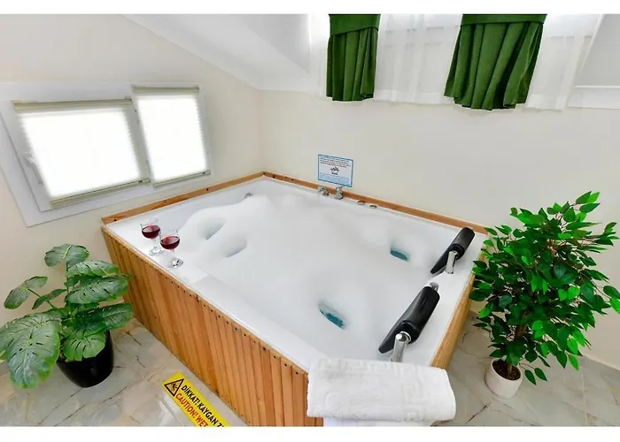 With Private Pool For 6 People In Oeluedeniz 别墅 费特希耶