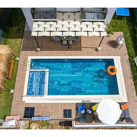 וילה With Private Pool For 6 People In Oeluedeniz *