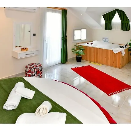 With Private Pool For 6 People In Oeluedeniz וילה